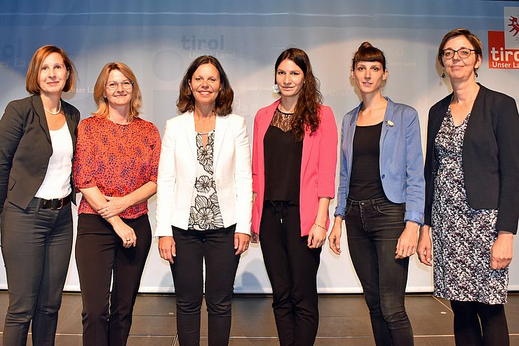 Frauenlandesrätin Gabriele Fischer mit den Veranstalterinnen v.li. Katharina Raffl, Isolde Kafka, Barbara Treichl, Theresa Hammer und Daniela Almer.