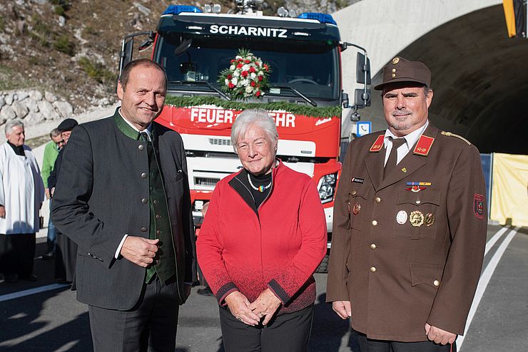 Bgmin Isabella Blaha, LHStv Josef Geisler und Christian Ihrenberger, Kommandant der Freiwilligen Feuerwehr Scharnitz, die zukünftig auch als Portalfeuerwehr für den Tunnel der Umfahrung Scharnitz zuständig ist.