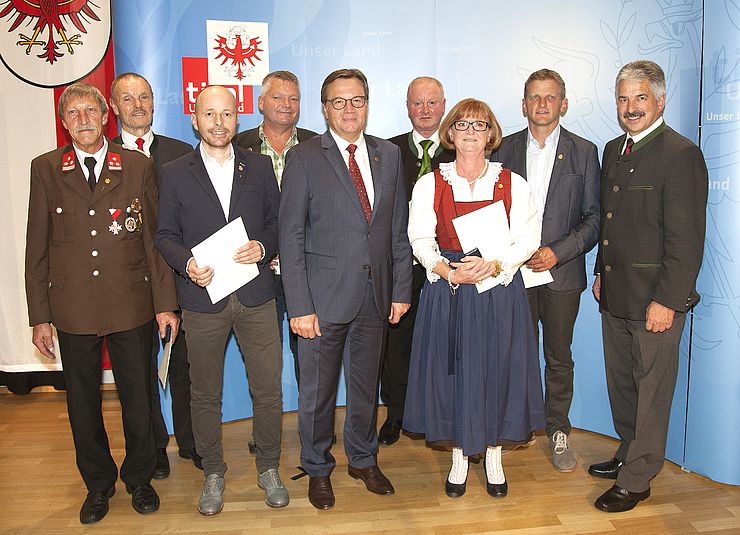 LH Platter verlieh BürgerInnen der Gemeinde Wenns in Anwesenheit von Bürgermeister Walter Schöpf und Bezirkshauptmann Raimund Waldner die Tiroler Ehrenamtsnadel.