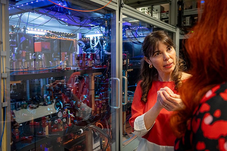 Ferlaino erklärt Hagele etwas im Labor.