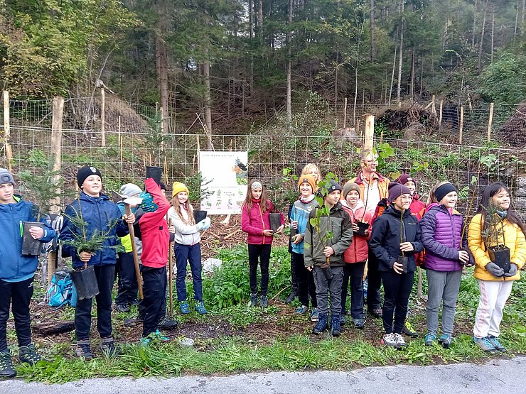 Kinder mit kleinen Bäumen