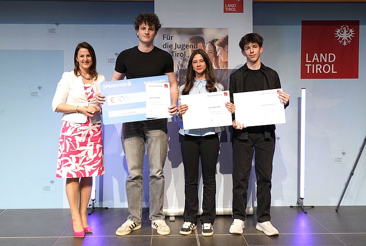 © Land Tirol/Trenker Jugendliche mit Urkunden und eine Frau auf der Bühne