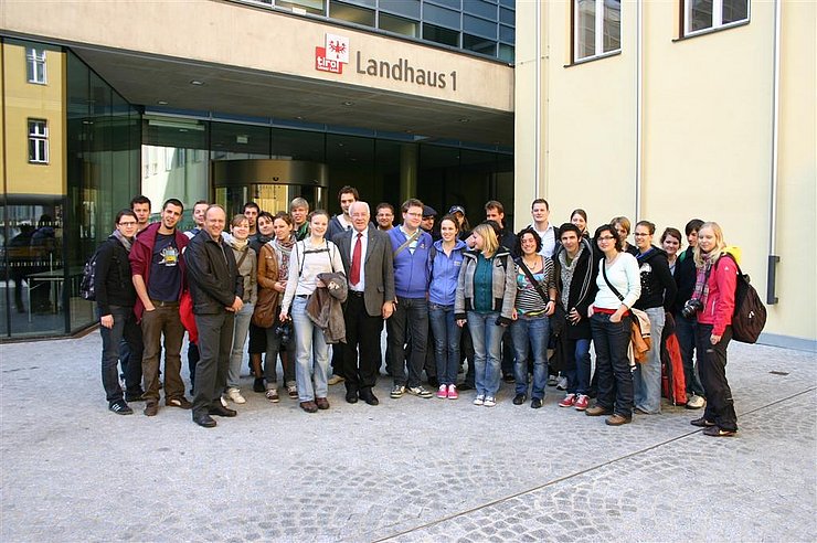 Landtagspräsident Herwig van Staa mit den StudentInnen im Innenhof des Landhauses 1
