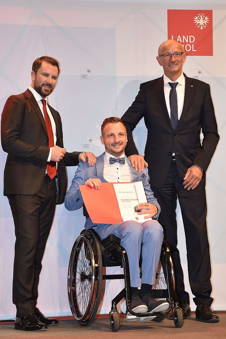 Sportler Simon Wallner vom Rollstuhlsportclub Tirolerhält Ehrung.