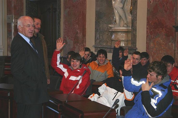 Bild 1: Landtagspräsident Herwig van Staa mit der 3. Klasse der LLA Weitau