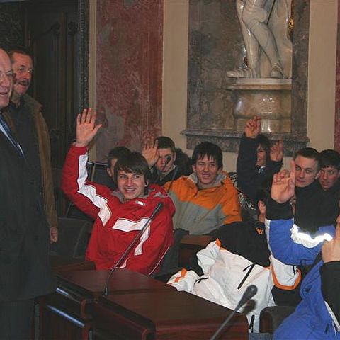 Bild 1: Landtagspräsident Herwig van Staa mit der 3. Klasse der LLA Weitau