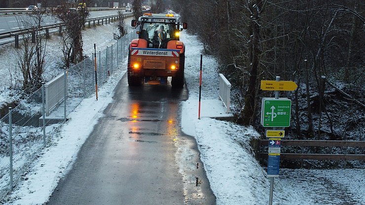 Schneepflug auf Radweg