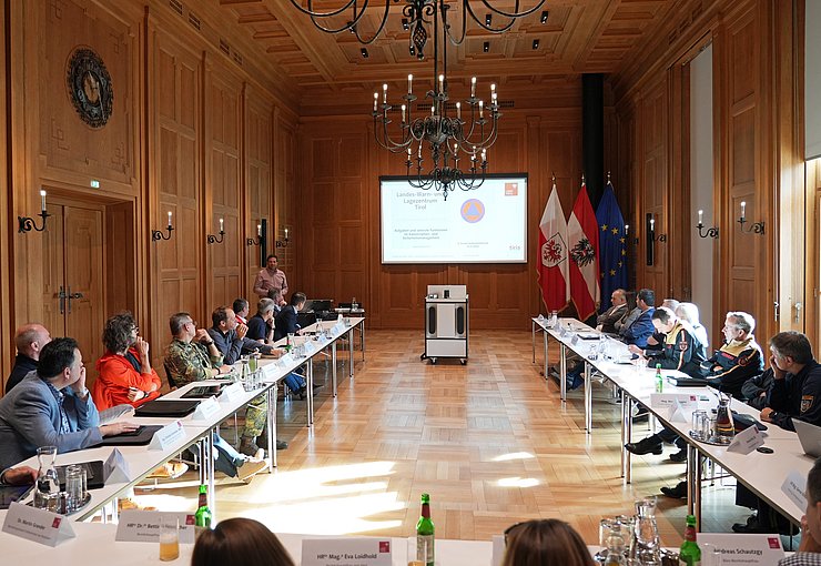 Geiler vor Menschen sprechend