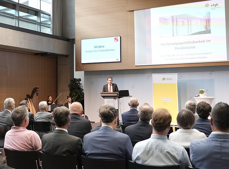 Mann vor Publikum