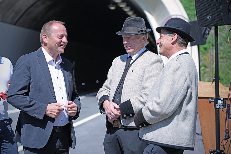 © Land Tirol/Trenker Drei Männer im Gespräch