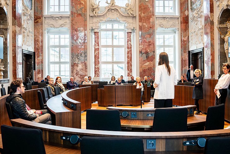 Unter anderem gab es am Tag der offenen Tür Führungen im Landtagssitzungssaal. 
