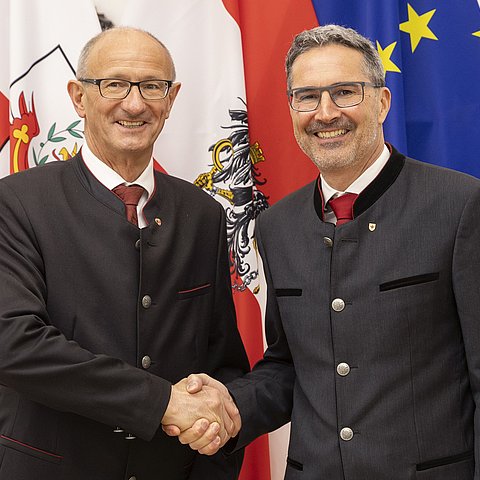 Bild von LH Anton Mattle und LH Arno Kompatscher beim Händeschütteln