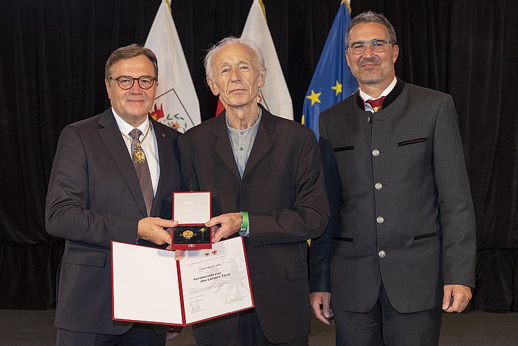 Franz Hackl sen. erhält das Verdienstkreuz des Landes Tirol.