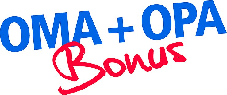 "Bild mit weißem Hintergrund und in blauen Großbuchstaben die Aufschrift Oma plus Opa. Darunter steht mittig in roter Schrift das Wort Bonus."