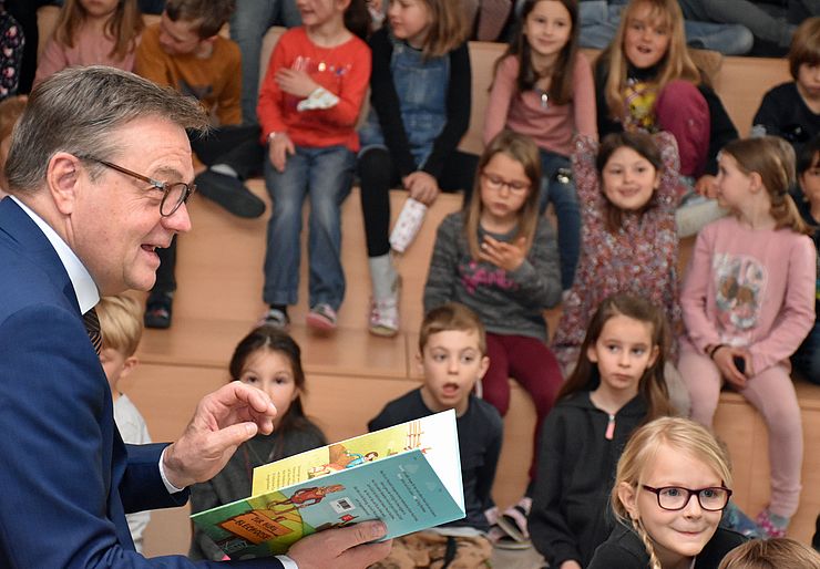 Der Tiroler Vorlesetag wurde initiiert, um auf die Bedeutung des Vorlesens für Jung und Alt aufmerksam zu machen. Im Bild: LH Platter mit Kindern der Volksschule Zams. 