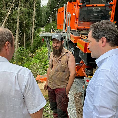 Josef Geisler und Norbert Totschnig sprechen mit Waldarbeiter