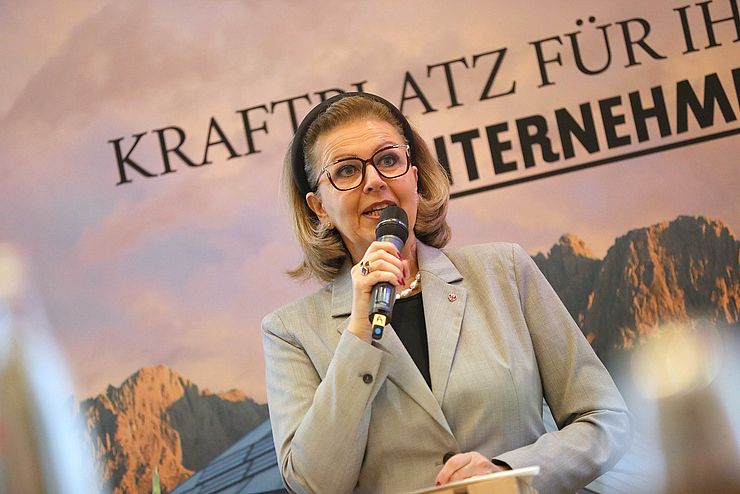 Am Nachmittag berichtete Tirols Wirtschaftslandesrätin Patrizia Zoller-Frischauf vor zahlreichen UnternehmerInnen von Tirols Wirtschaftsleistung. 