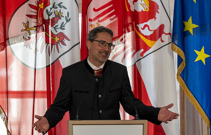 Tirols LH Anton Mattle bei der Ansprache im Riesensaal der Hofburg in Innsbruck.