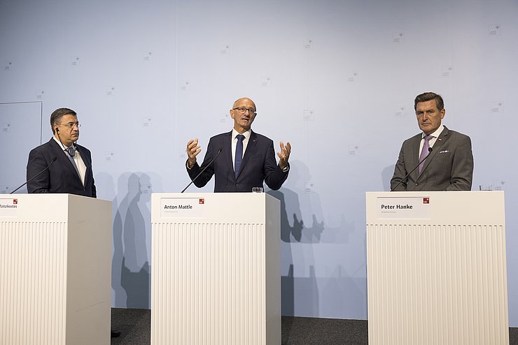 Bei der anschließenden Pressekonferenz im Medienraum des Landhauses gaben (v.li.) EU-Kommissar Apostolos Tzitzikostas, LH Anton Mattle und BM Peter Hanke Pressestatements ab.