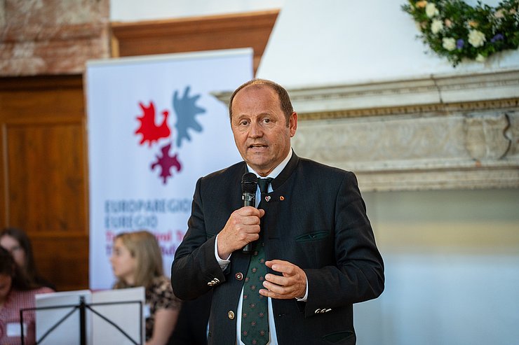 LHStv Geisler beim Sprechen mit Mikrofon