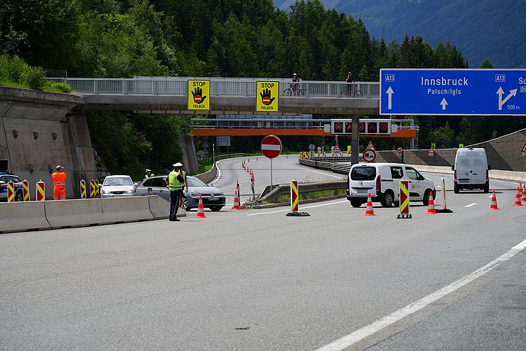 Polizei schickt Autos auf Autobahn zurück