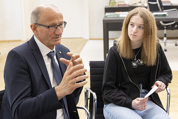 LH Anton Mattle stand den Fragen der Lehrlinge des Landes Rede und Antwort. 