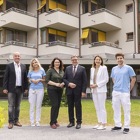 Gruppenfoto im Garten des Pflegeheims