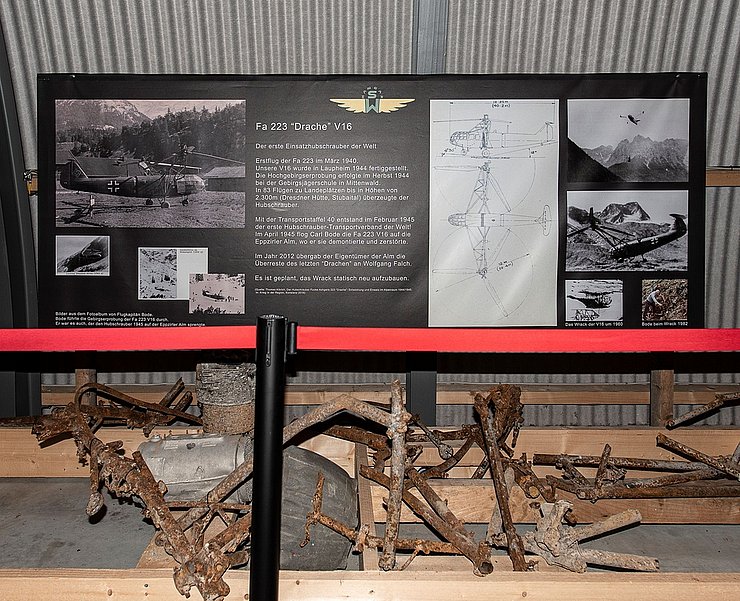 Ausgestellte Wrackteile eines abgestürzten Flugzeugs im "Flugzeugmuseum Hangar SW" in Höfen.