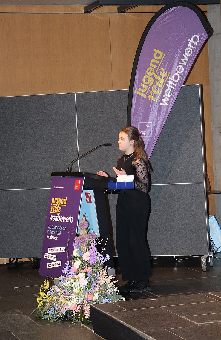 Jugendliche spricht in Mikrofon