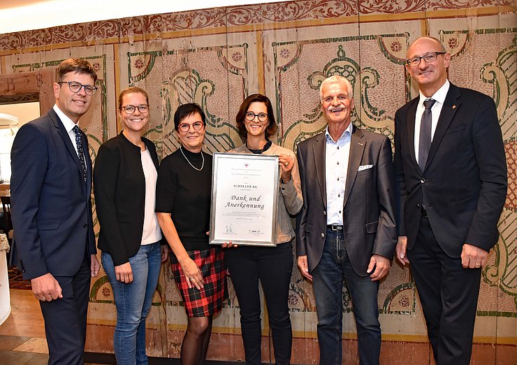 LR Mattle und BH Michael Brandl mit den geehrten VertreterInnen der Schaller KG.