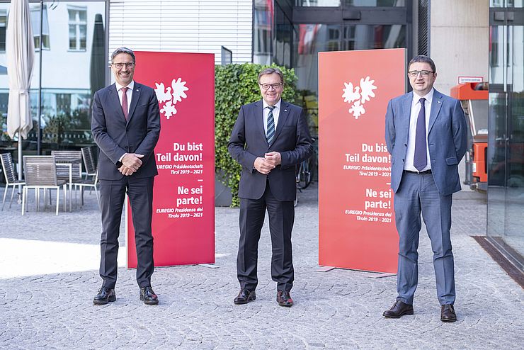 Die drei Landeshauptleute der Europaregion Tirol-Südtirol-Trentino trafen sich heute in Innsbruck. V.l. LH Arno Kompatscher (Südtirol), LH Günther Platter, LH Maurizio Fugatti (Trentino). 
