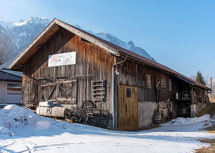 Außenansicht des "Mühlenmuseums MillersMiehl" in Weißenbach am Lech.