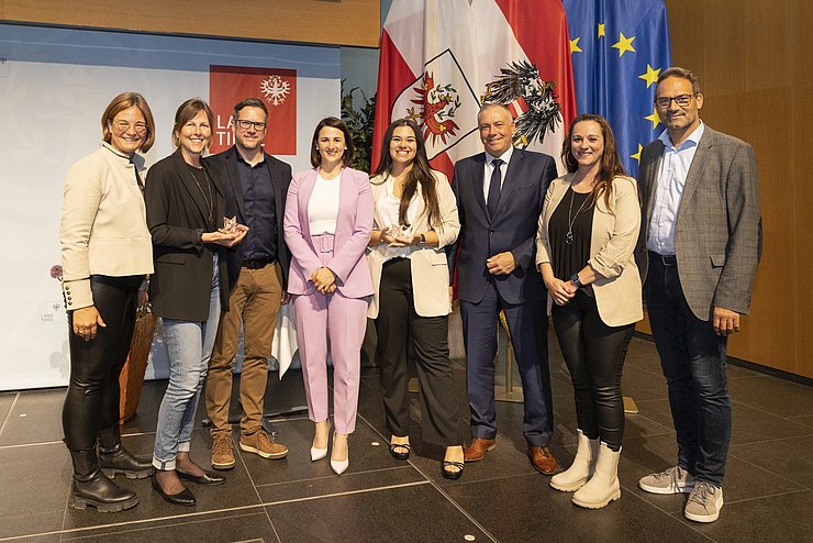 V. li. Ulrike Resch-Pokorny (Vize-Bgm Rum), Barbara Egger (IKB-Lehrlingsausbilderin), Klaus Rainer (Vizepräsident Arbeiterkammer Tirol), Arbeits- und Jugendlandesrätin Astrid Mair, "Lehrling des Jahres 2022" Elena Gremer, Martin und Iris Gremer (Eltern von Elena) und Christoph Walser (Präsident Wirtschaftskammer Tirol) bei der Lehrlingsgala im Landhaus. 