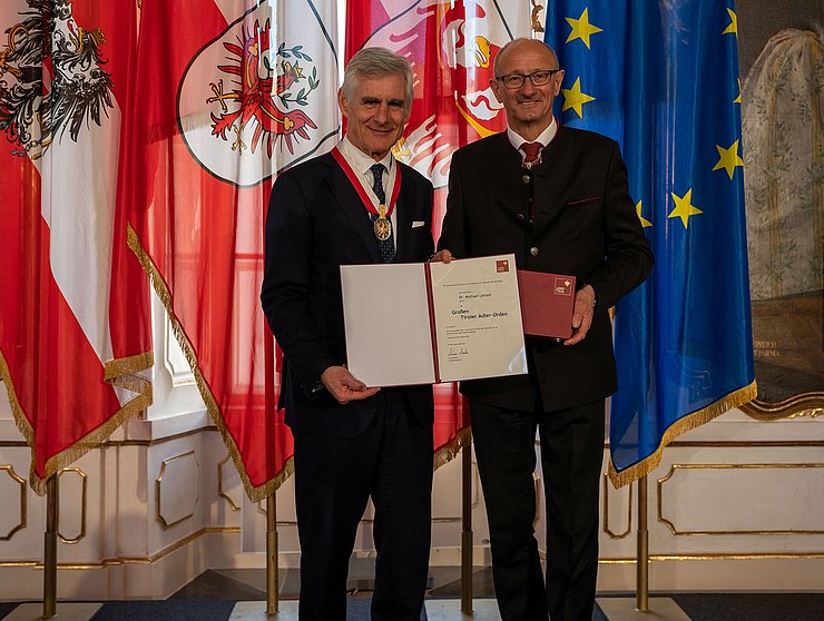 Auszeichnung für Michael Linhart, österreichischer Botschafter in Berlin, überreicht von LH Anton Mattle.