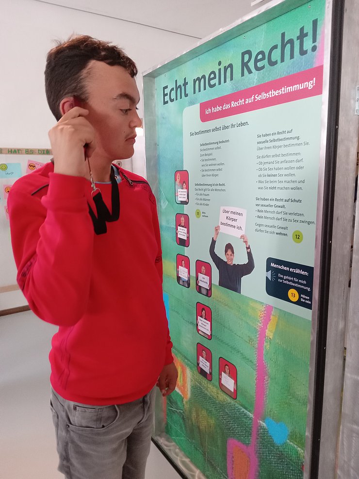 Jugendliche bei der Ausstellung