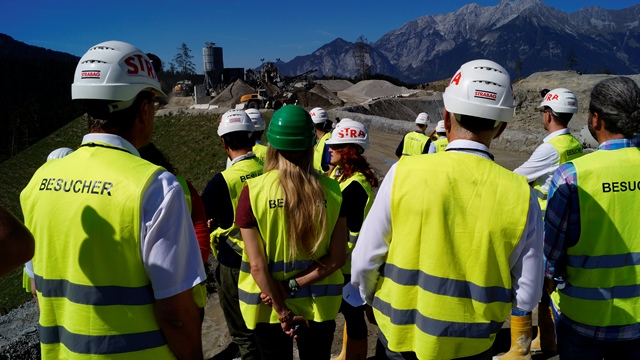 Mitglieder des Verkehrsausschusses bei der Besichtigung der BBT-Baustelle.