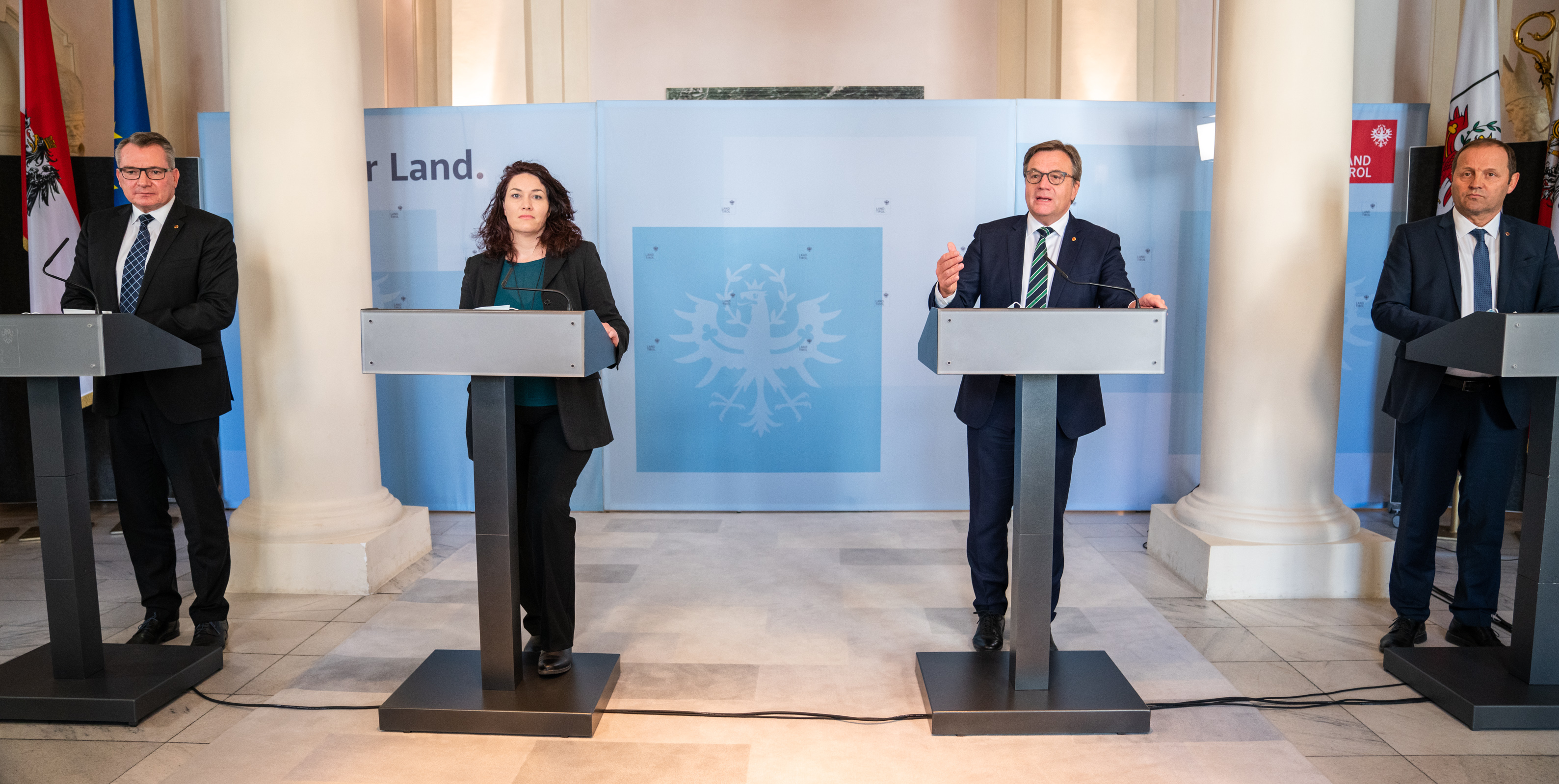 Von links: Landesrat Johannes Tratter, Landeshauptmann-Stellvertreterin Ingrid Felipe, Landeshauptmann Günther Platter sowie Landeshauptmann-Stellvertreter Josef Geisler zu den Unterstützungsmaßnahmen für die Tiroler Gemeinden.