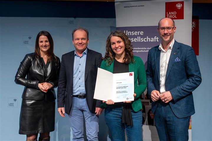 © Land Tirol/Jovanovic vier Personen mit Urkunde