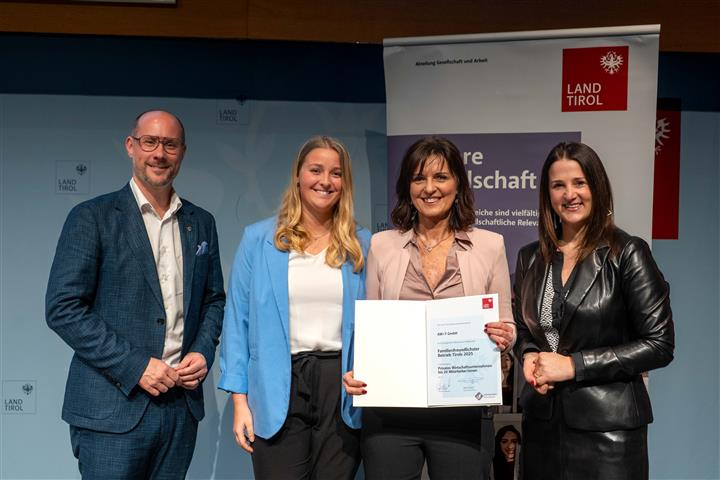 © Land Tirol/Jovanovic vier Personen mit Urkunde