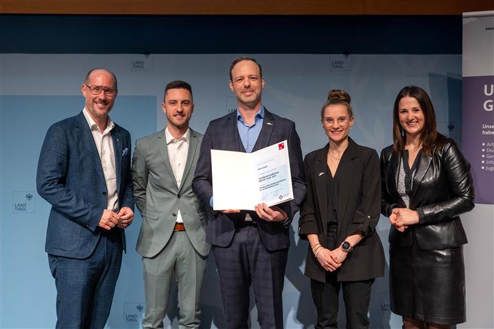 © Land Tirol/Jovanovic fünf Personen mit Urkunde