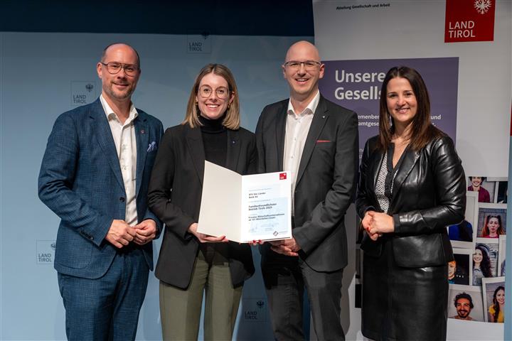 © Land Tirol/Jovanovic vier Personen mit Urkunde