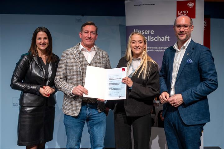 © Land Tirol/Jovanovic vier Personen mit Urkunde