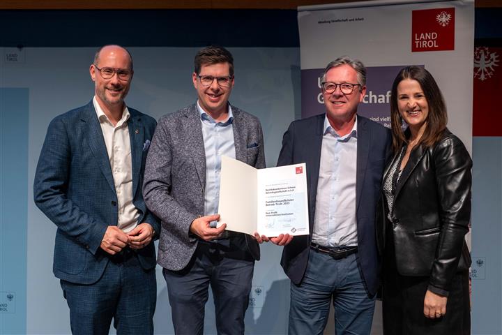 © Land Tirol/Jovanovic vier Personen mit Urkunde