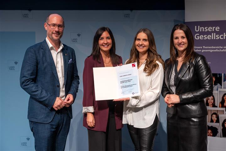 © Land Tirol/Jovanovic vier Personen mit Urkunde