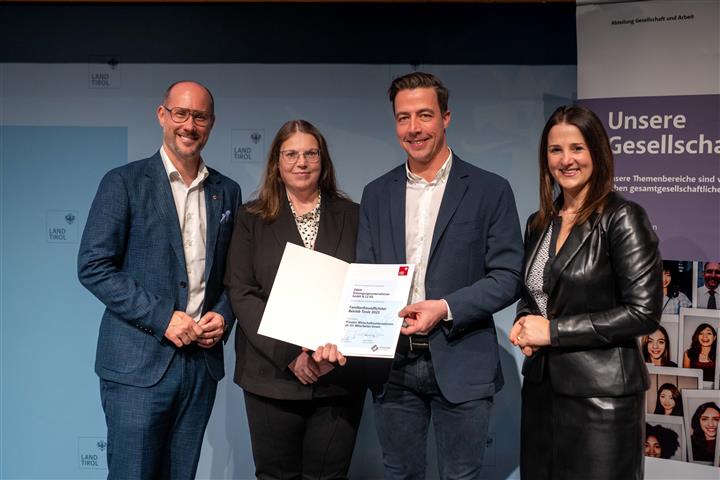 © Land Tirol/Jovanovic vier Personen mit Urkunde