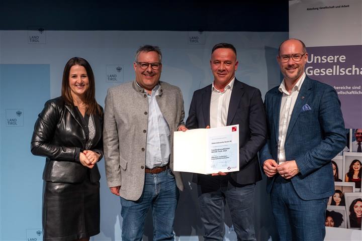 © Land Tirol/Jovanovic vier Personen mit Urkunde