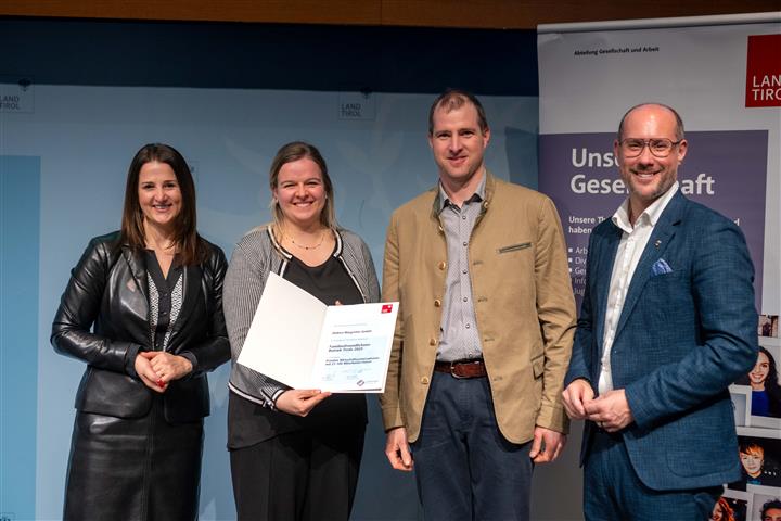 © Land Tirol/Jovanovic vier Personen mit Urkunde