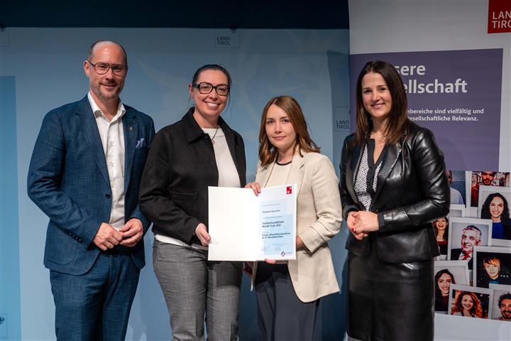 © Land Tirol/Jovanovic vier Personen mit Urkunde