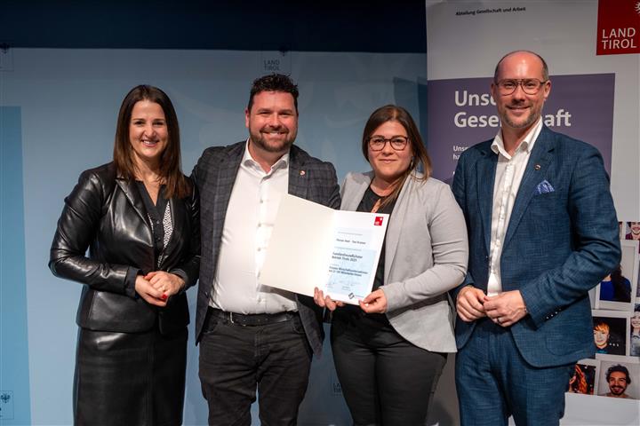 © Land Tirol/Jovanovic vier Personen mit Urkunde