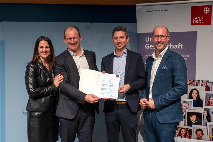 © Land Tirol/Jovanovic vier Personen mit Urkunde